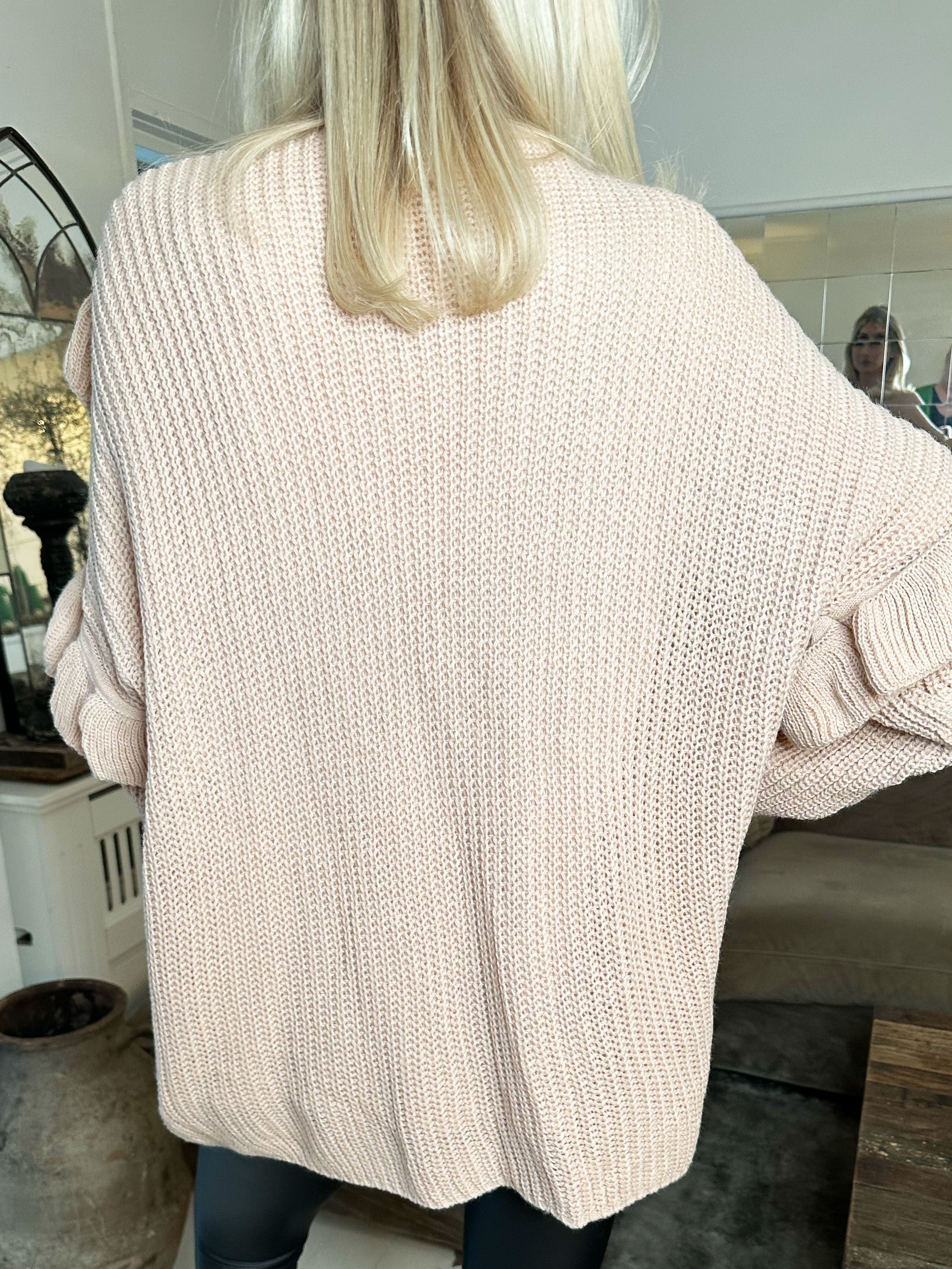 Ellis Cardigan - Lækker strikcardigan med fine flæsedetaljer